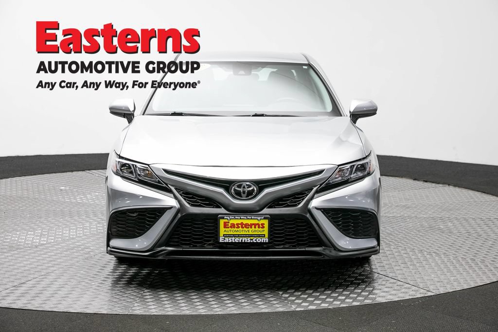 Used 2021 Toyota Camry SE w/ Carpet Mat Package (TMS) FWD image 2