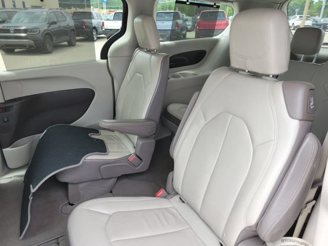 Used 2017 Chrysler Pacifica Touring-L Plus w/ Advanced Safetytec Group FWD image 24