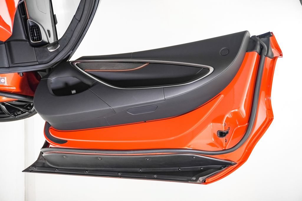 Used 2023 McLaren Artura RWD image 21