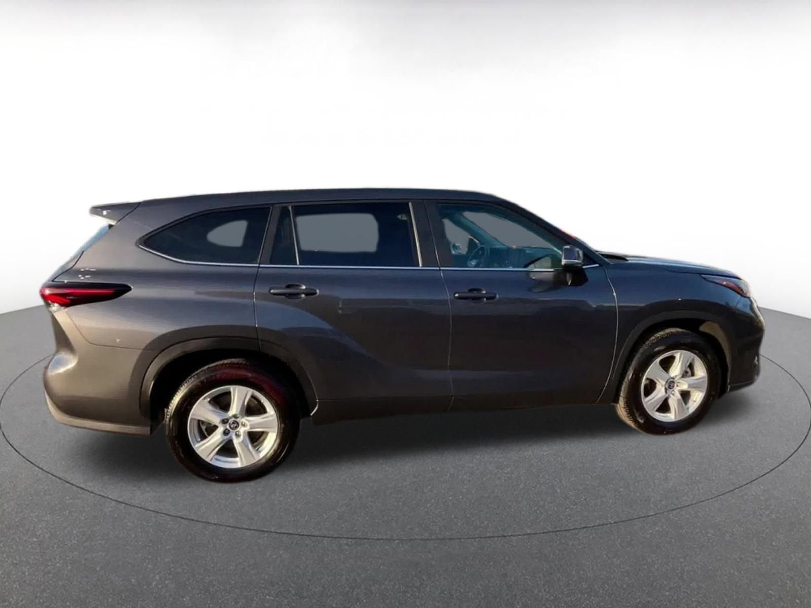 Used 2025 Toyota Highlander LE image 16