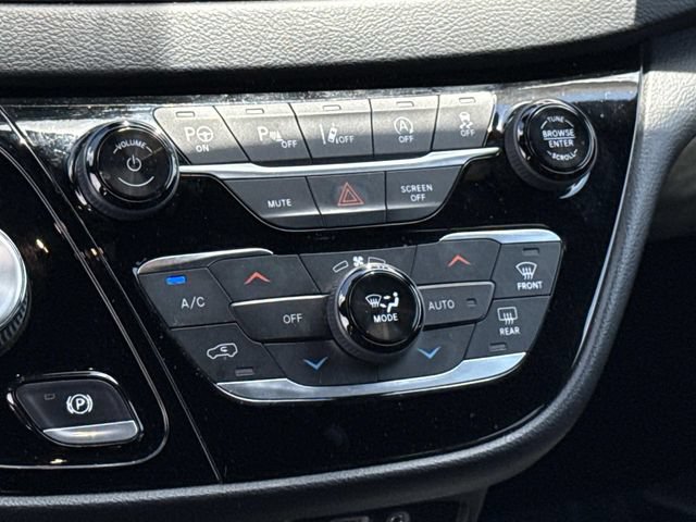 Used 2020 Chrysler Pacifica Touring-L FWD image 22