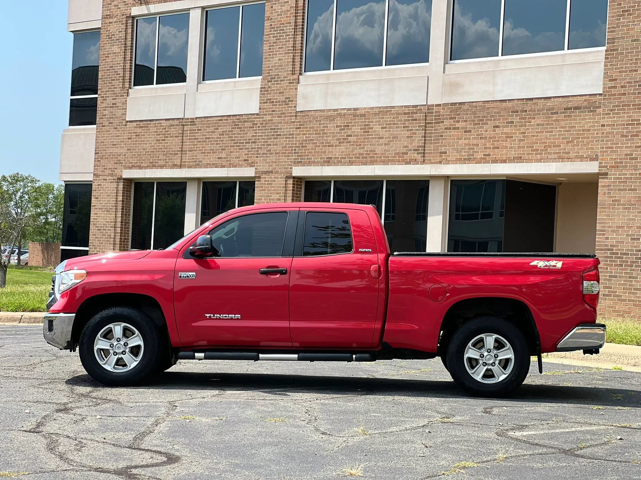 Used 2015 Toyota Tundra SR5 AWD/4WD image 2