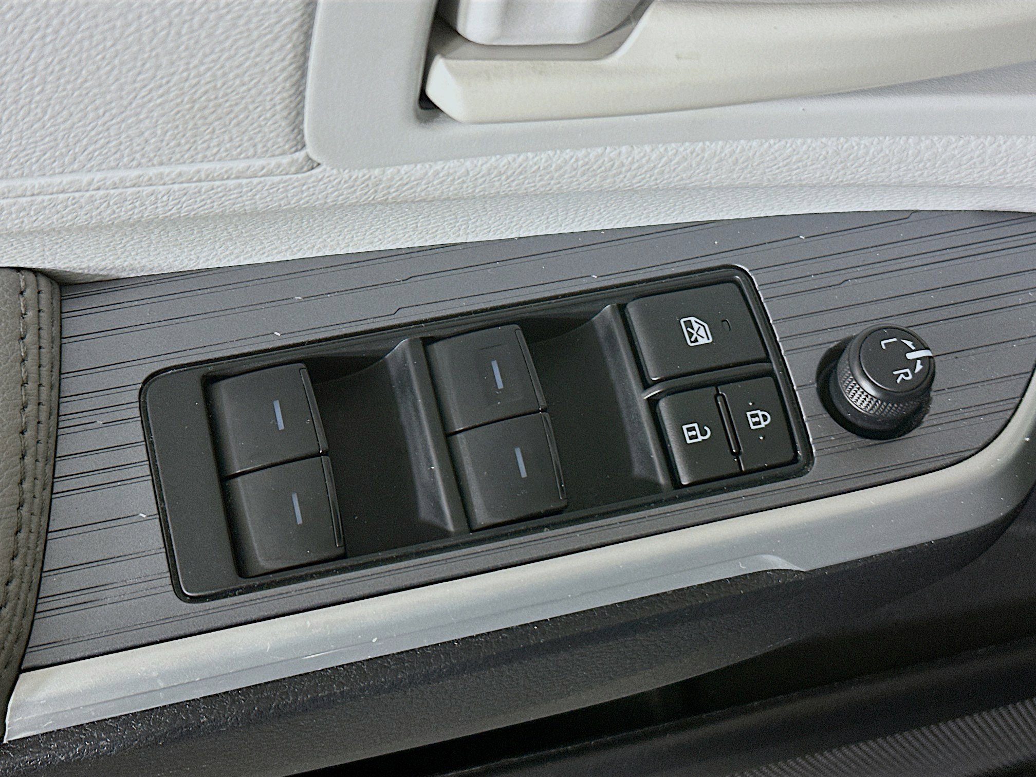 Used 2025 Toyota Sienna LE w/ LE Plus Package AWD/4WD image 14
