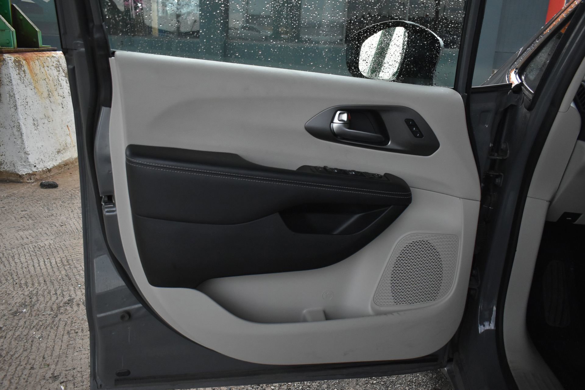 Used 2023 Chrysler Pacifica Touring-L FWD image 12