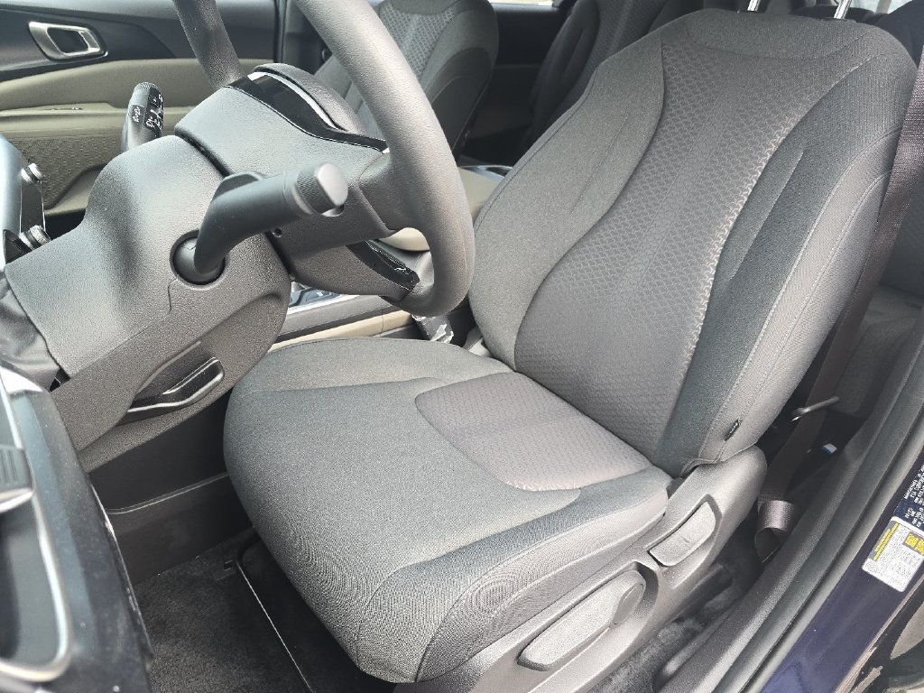 Used 2026 Kia Carnival LX FWD image 21