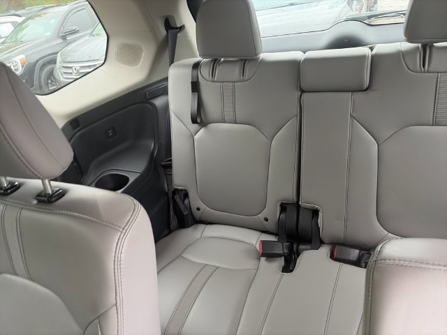 Used 2025 Honda Pilot Touring image 18
