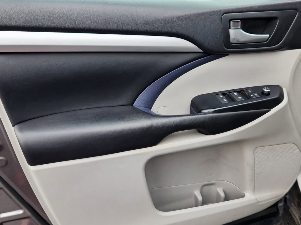 Used 2017 Toyota Highlander XLE image 8