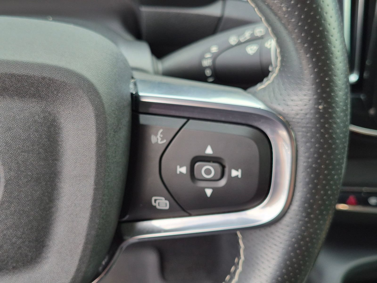 Used 2021 Volvo XC40 T5 R-Design w/ Climate Package AWD/4WD image 19