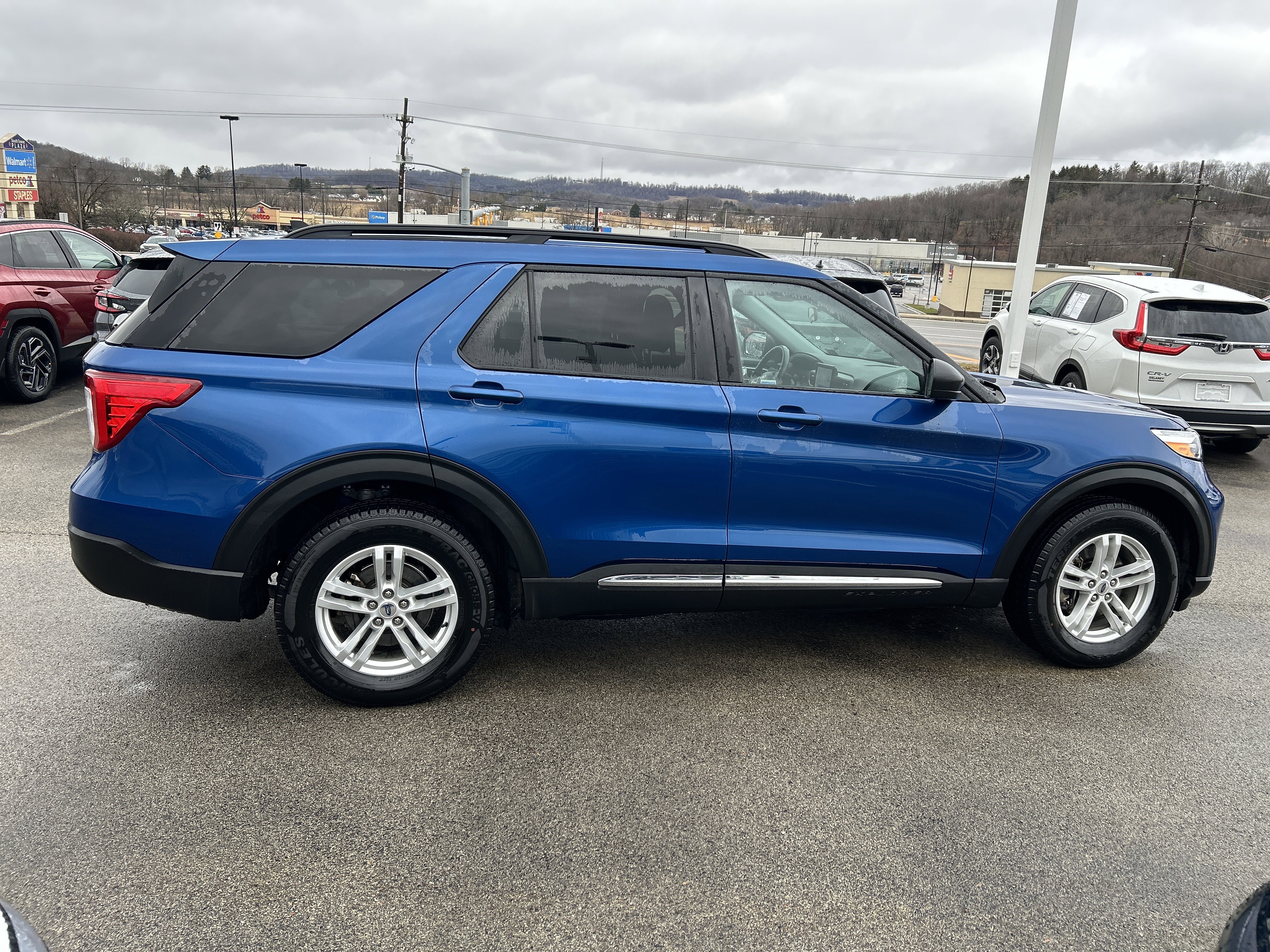 Used 2022 Ford Explorer XLT w/ Equipment Group 202A image 5