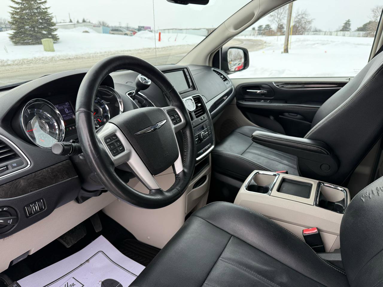 Used 2015 Chrysler Town & Country Touring w/ Driver Convenience Group image 20