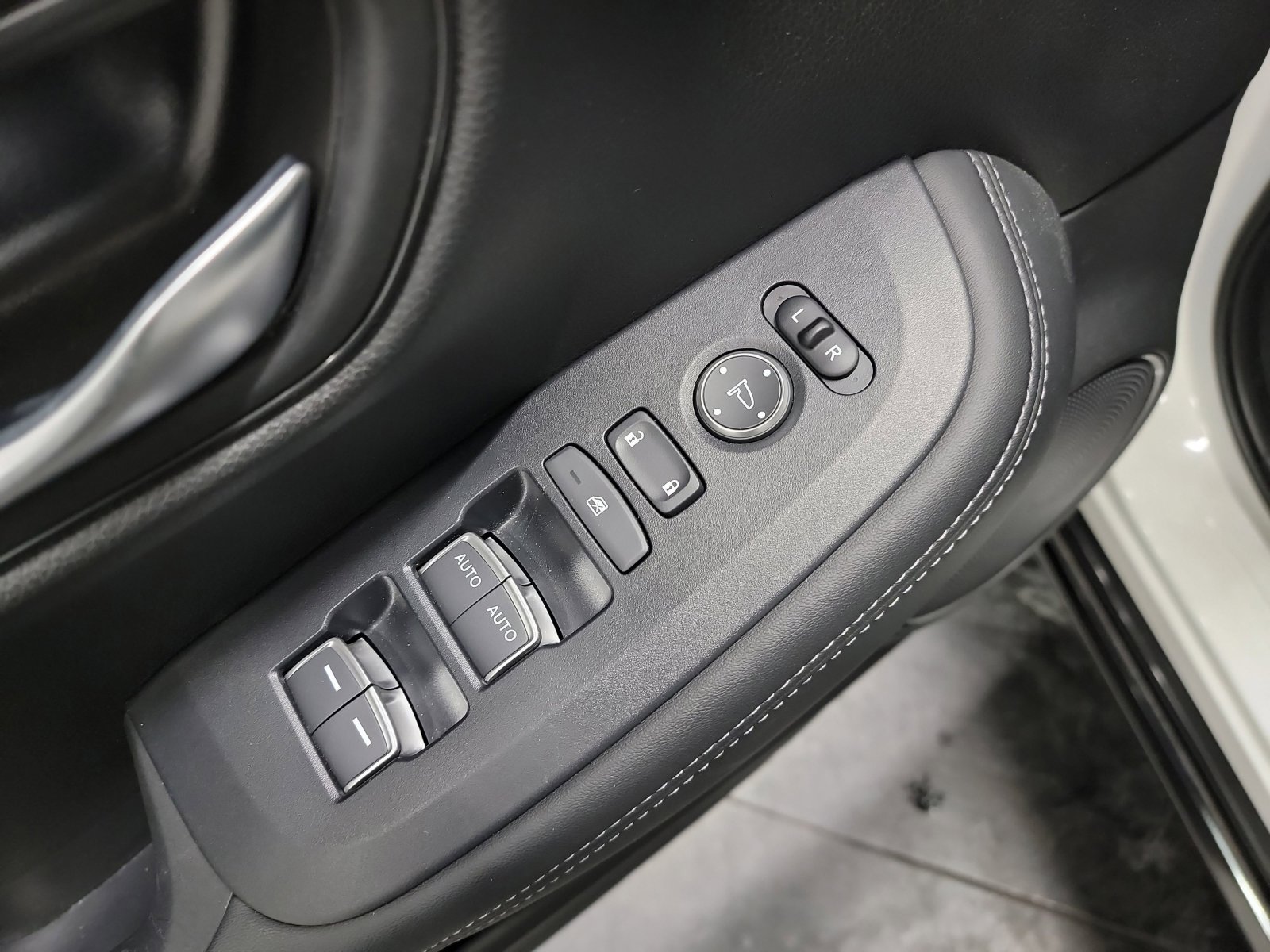 Used 2025 Honda HR-V EX-L image 14