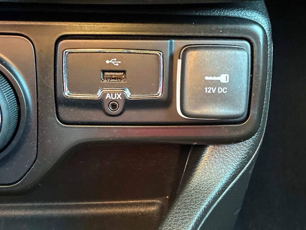 Certified 2023 Jeep Renegade Latitude w/ Premium Group AWD/4WD image 26