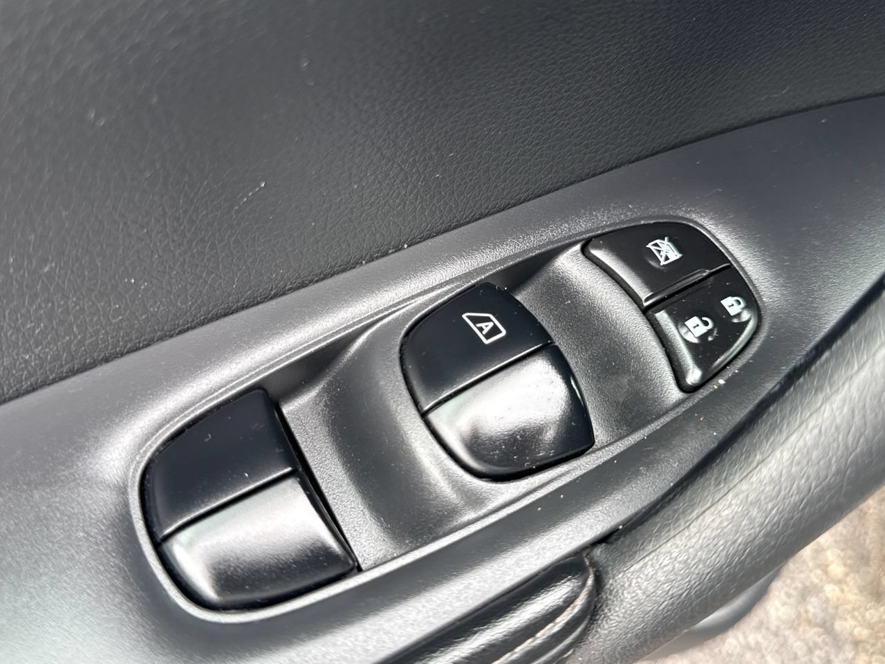 Used 2020 Nissan Rogue S AWD/4WD image 16
