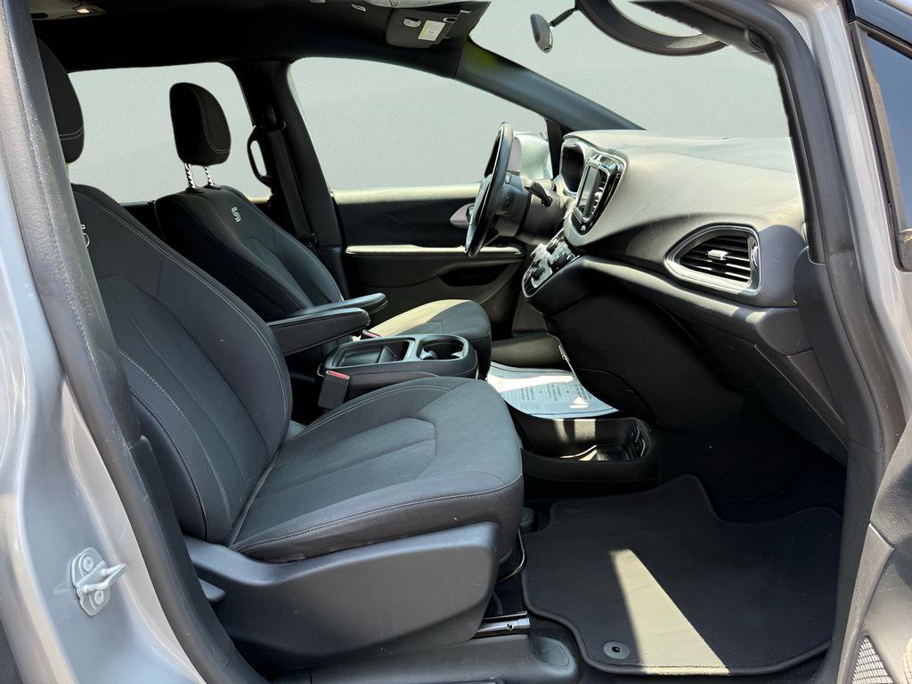 Used 2018 Chrysler Pacifica Touring Plus w/ S Appearance Package FWD image 14
