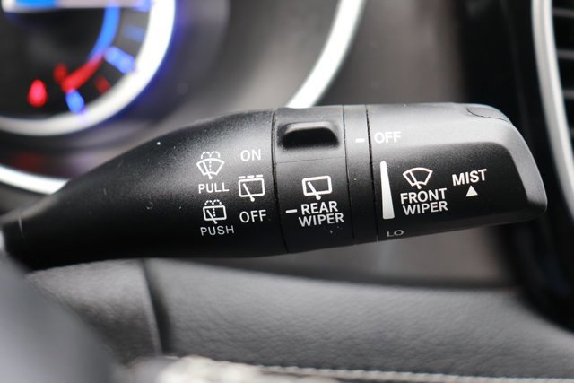 Used 2024 Chrysler Pacifica Select image 24