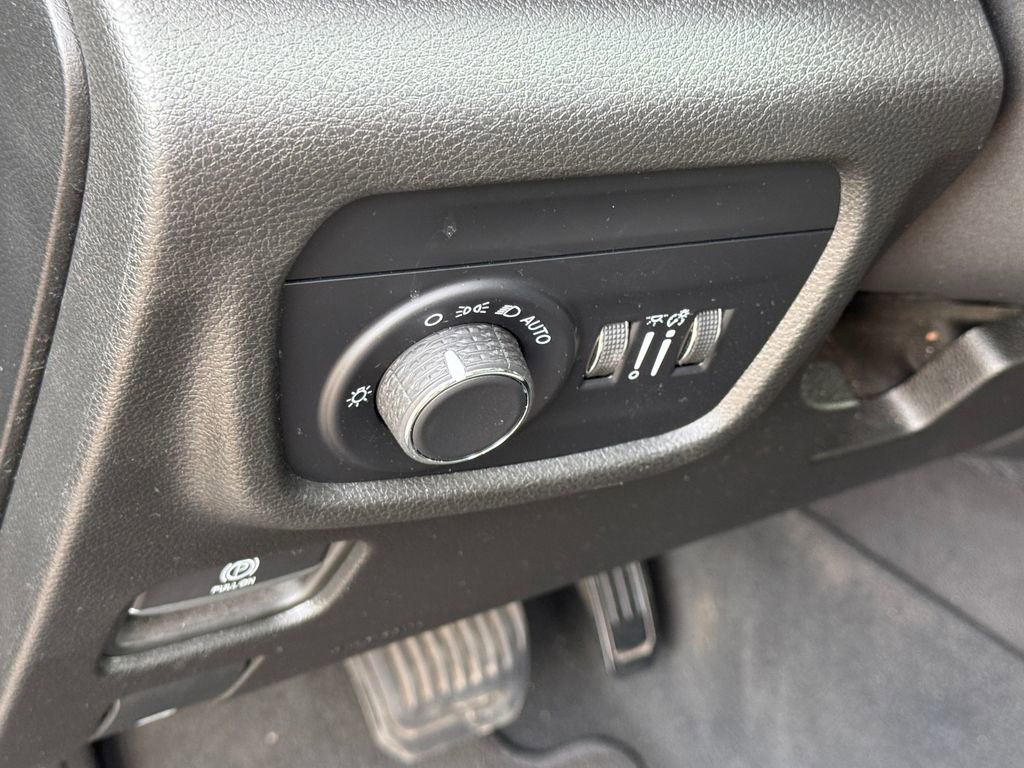 Used 2023 Jeep Grand Cherokee L Laredo RWD image 11