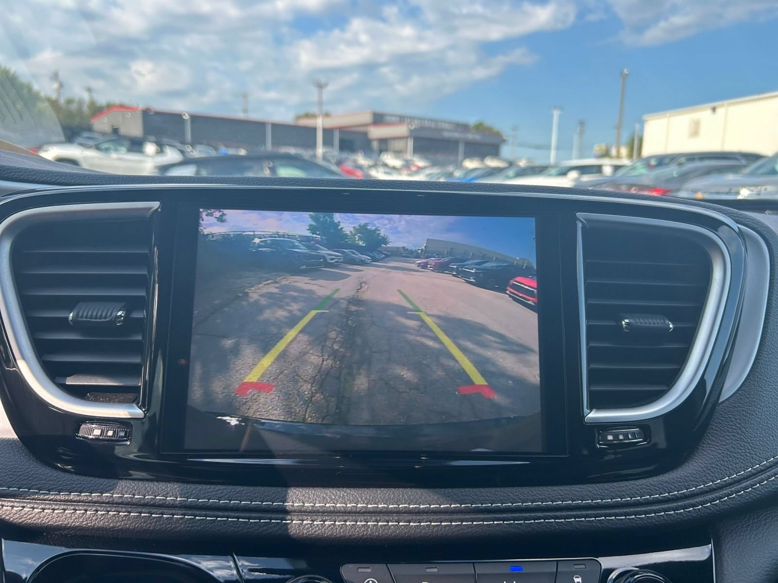 Used 2025 Chrysler Pacifica Limited FWD image 21