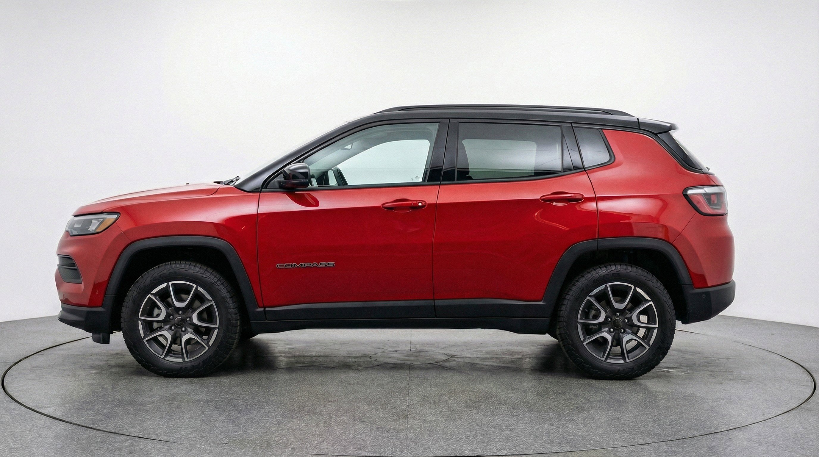 Used 2025 Jeep Compass Trailhawk image 5