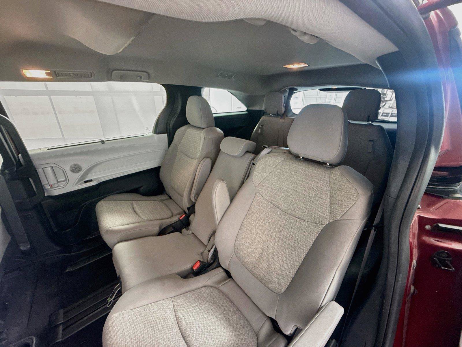 Used 2025 Toyota Sienna LE FWD image 13