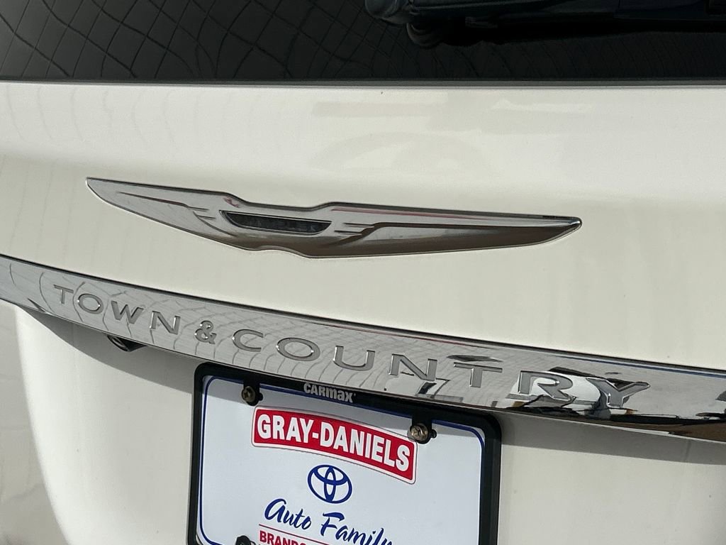 Used 2013 Chrysler Town & Country Limited image 40