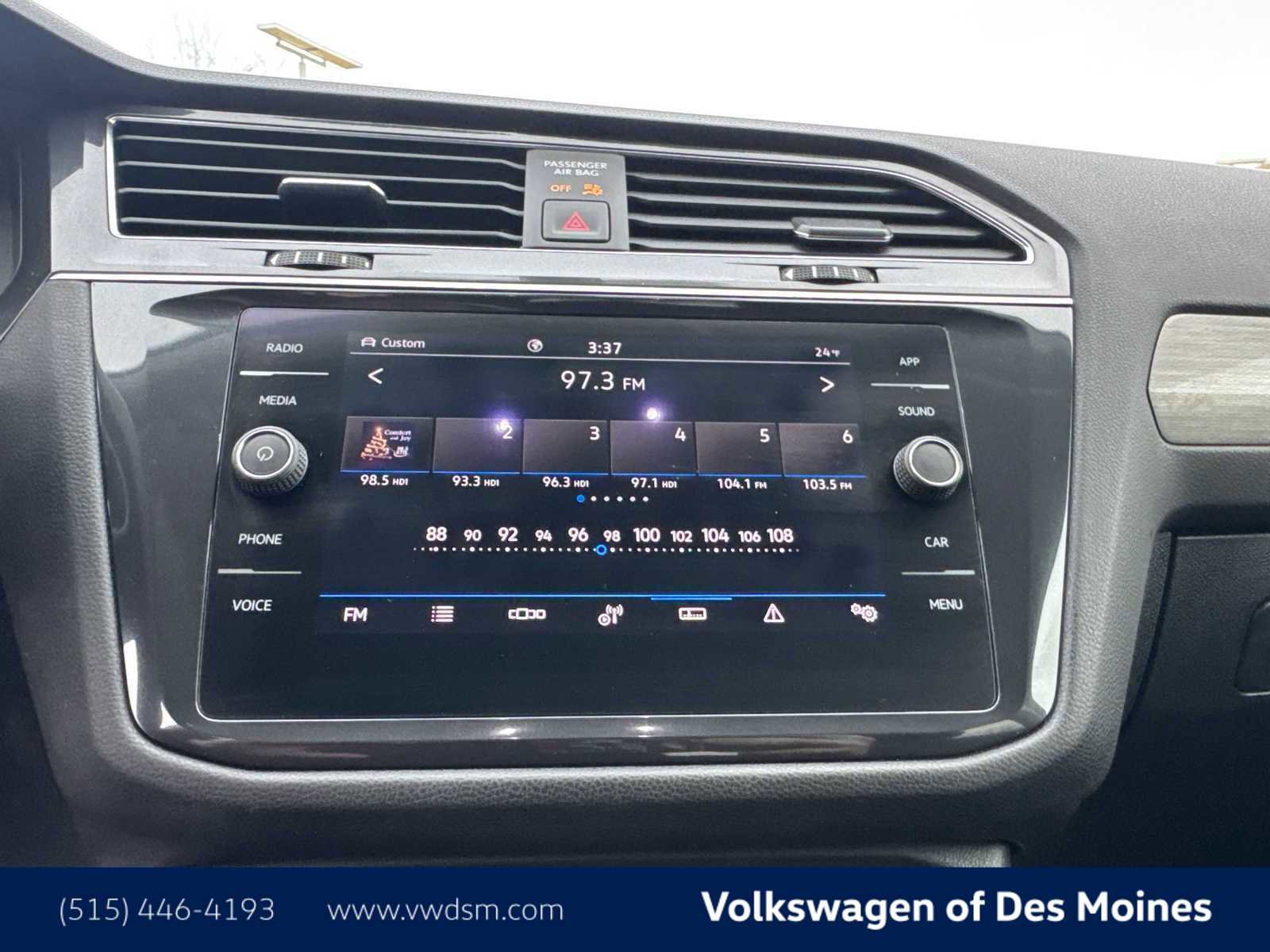 Used 2021 Volkswagen Tiguan SE w/ Panoramic Sunroof Package image 17