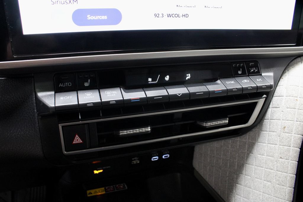 Used 2025 Toyota Camry XLE AWD/4WD image 33