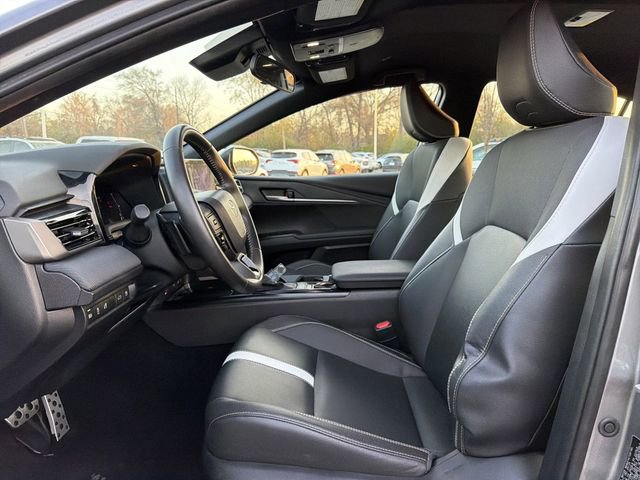 Used 2025 Toyota Camry SE image 11