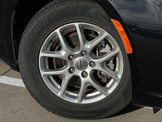 Used 2023 Chrysler Pacifica Touring-L image 8
