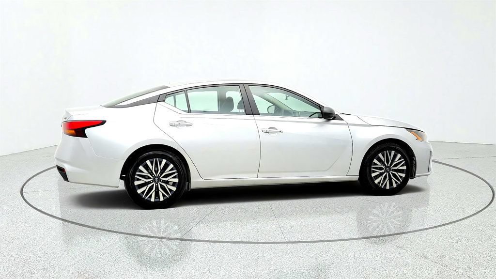 Used 2024 Nissan Altima 2.5 SV FWD image 4