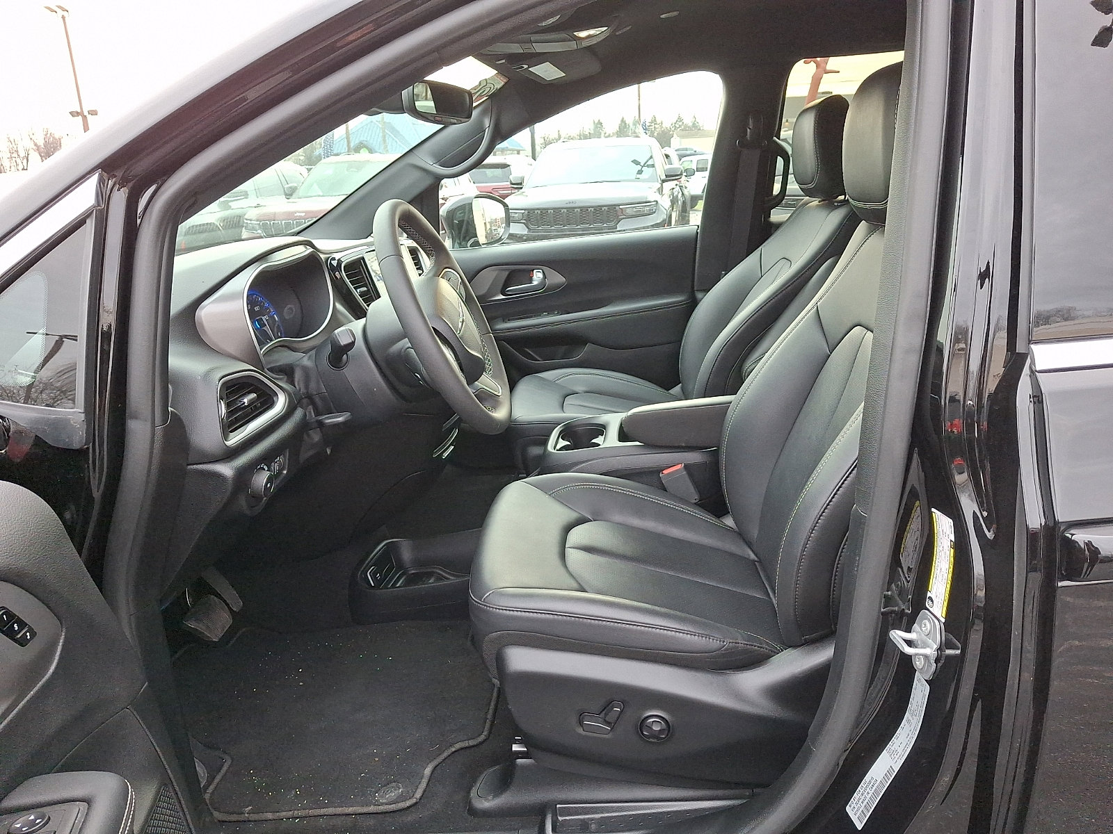 Certified 2025 Chrysler Pacifica Select image 16