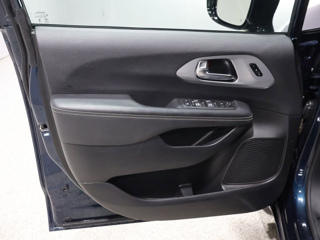 Certified 2025 Chrysler Pacifica Limited image 15