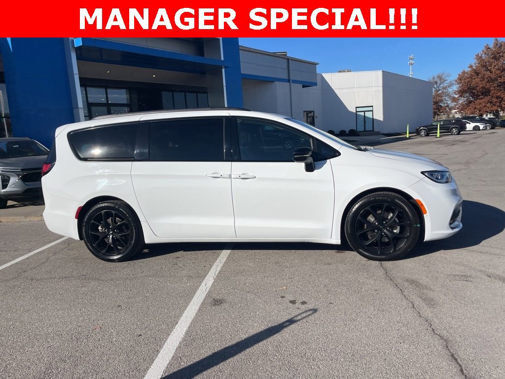 Used 2025 Chrysler Pacifica Limited image 2