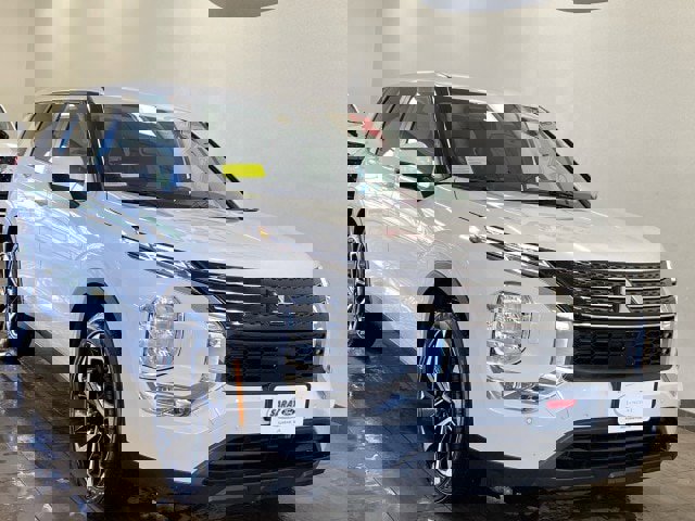 Used 2024 Mitsubishi Outlander SE image 2