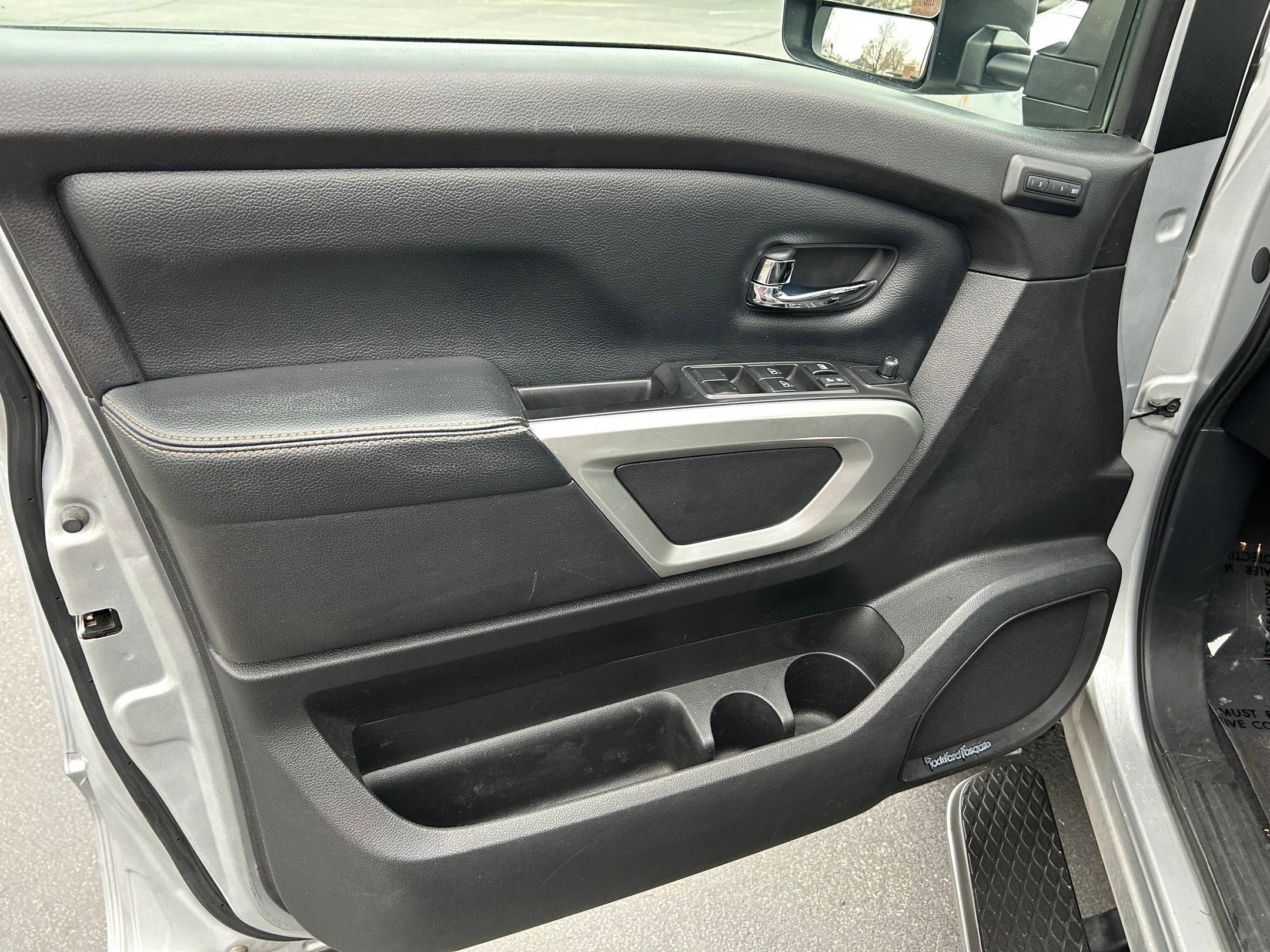 Used 2017 Nissan Titan SL image 9