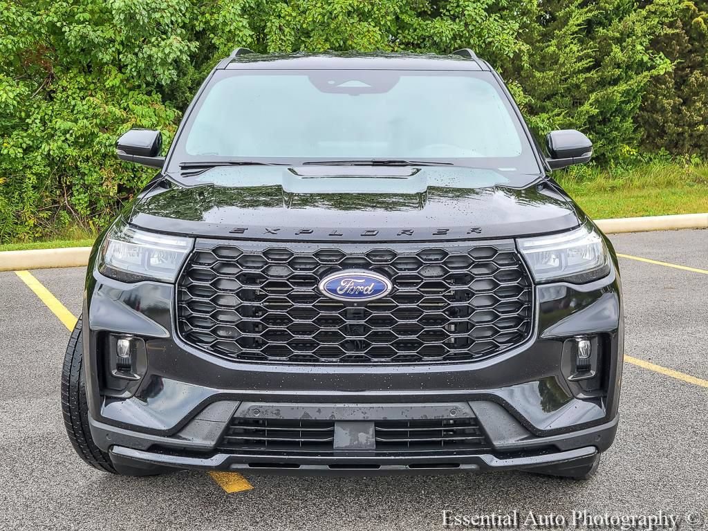 Used 2025 Ford Explorer ST-Line w/ ST-Line Street Pack AWD/4WD image 4