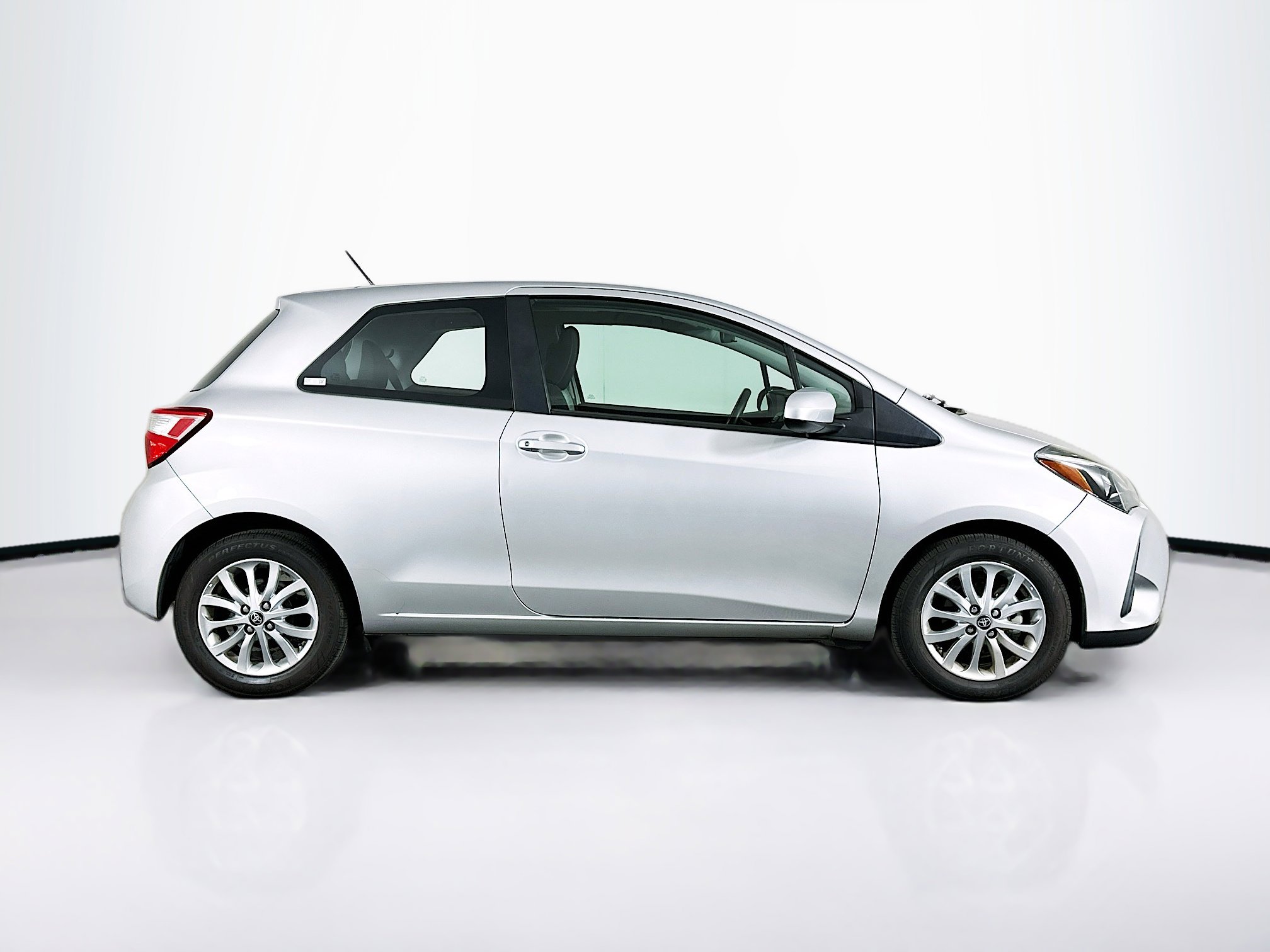 Used 2018 Toyota Yaris LE w/ Carpet Mat Package FWD image 10