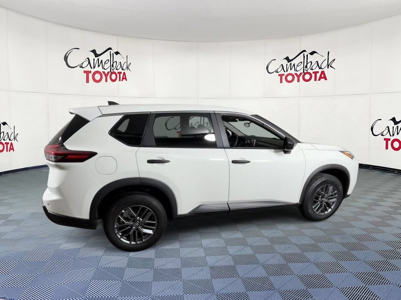 Used 2024 Nissan Rogue S AWD/4WD image 3