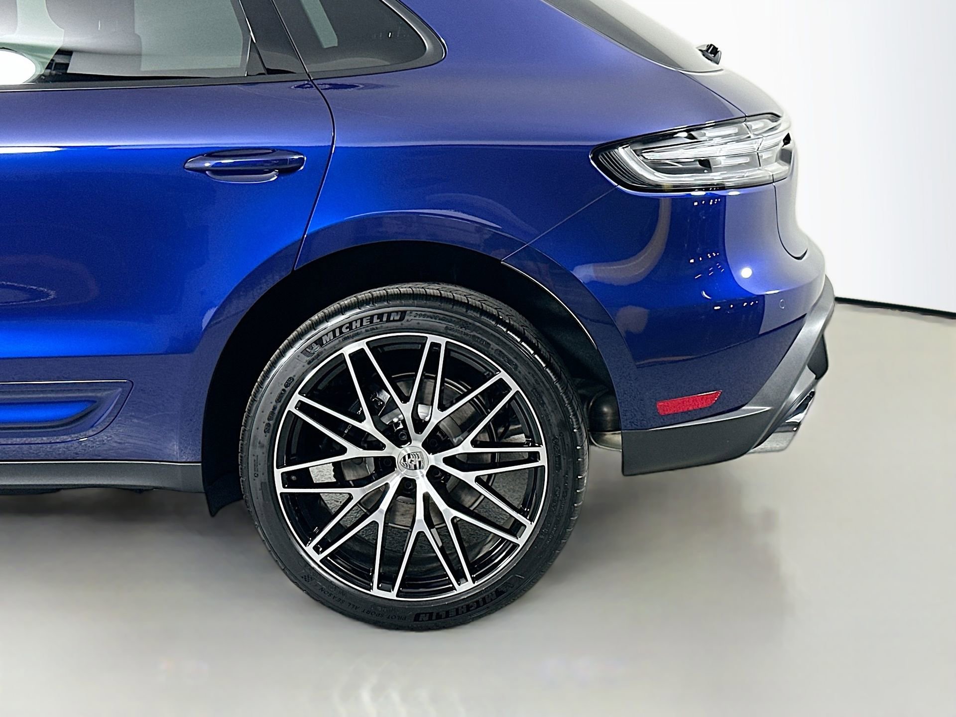 Certified 2025 Porsche Macan image 12