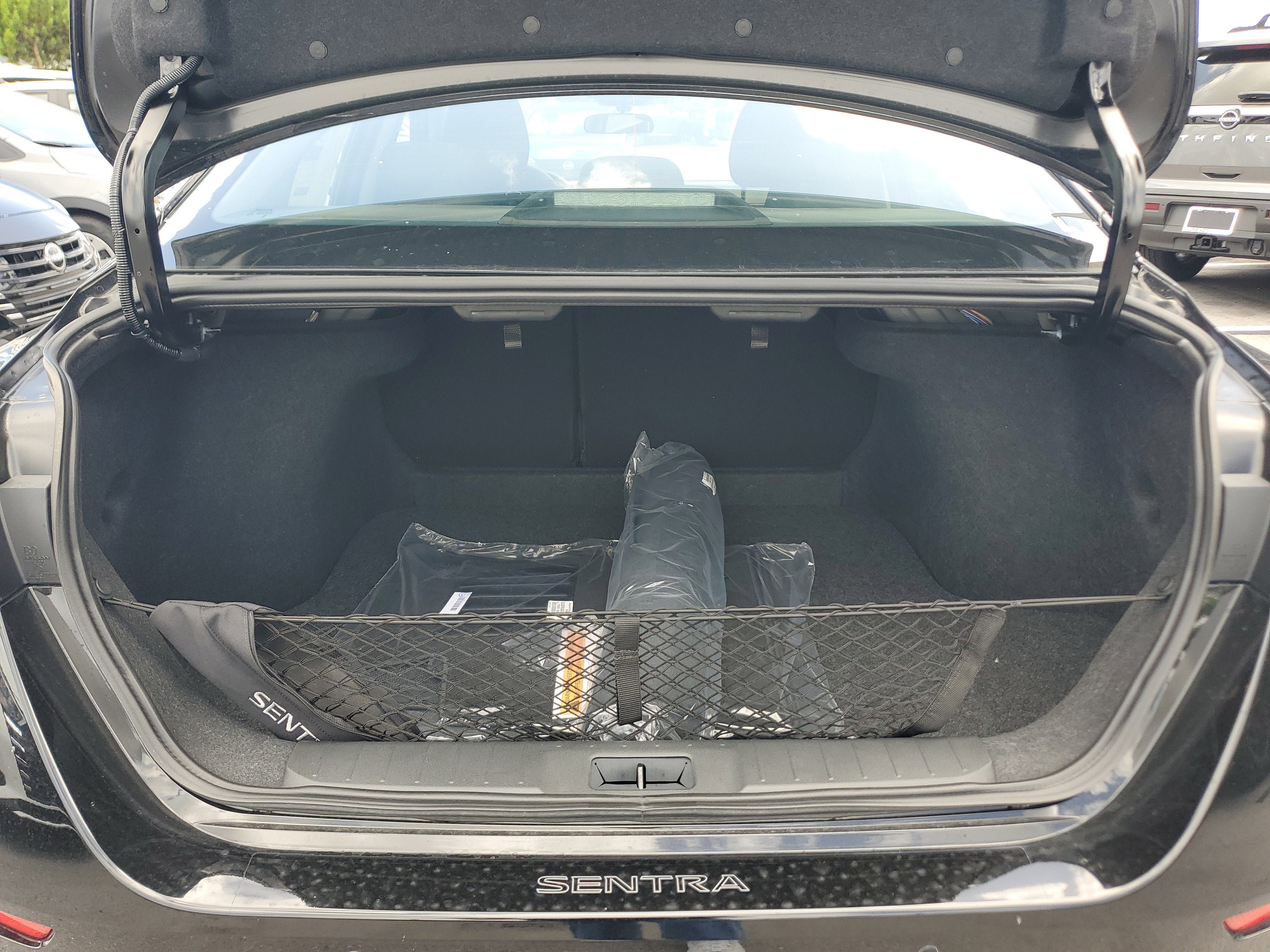 New 2025 Nissan Sentra SR w/ Midnight Edition FWD image 9