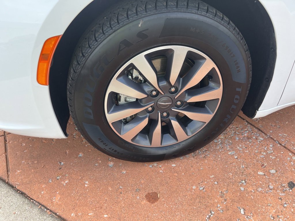 Used 2024 Chrysler Pacifica Select image 4