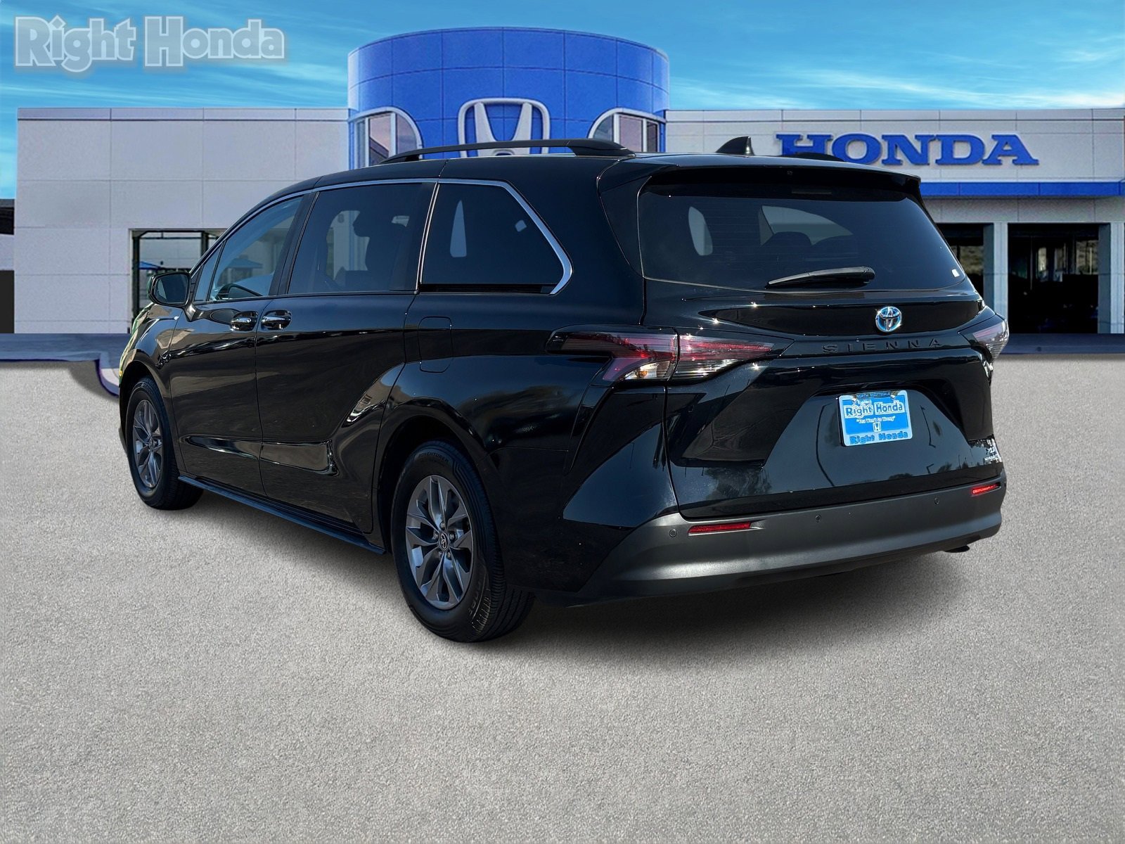 Used 2024 Toyota Sienna XLE image 4