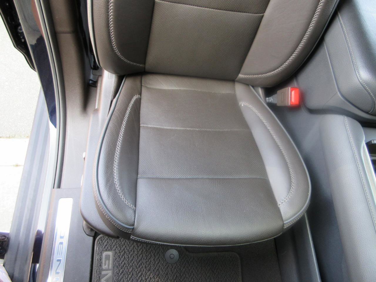 Used 2024 GMC Yukon Denali w/ Advanced Technology Package image 30
