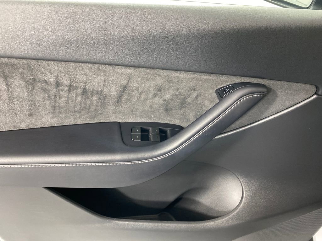 Used 2022 Tesla Model Y Long Range image 11
