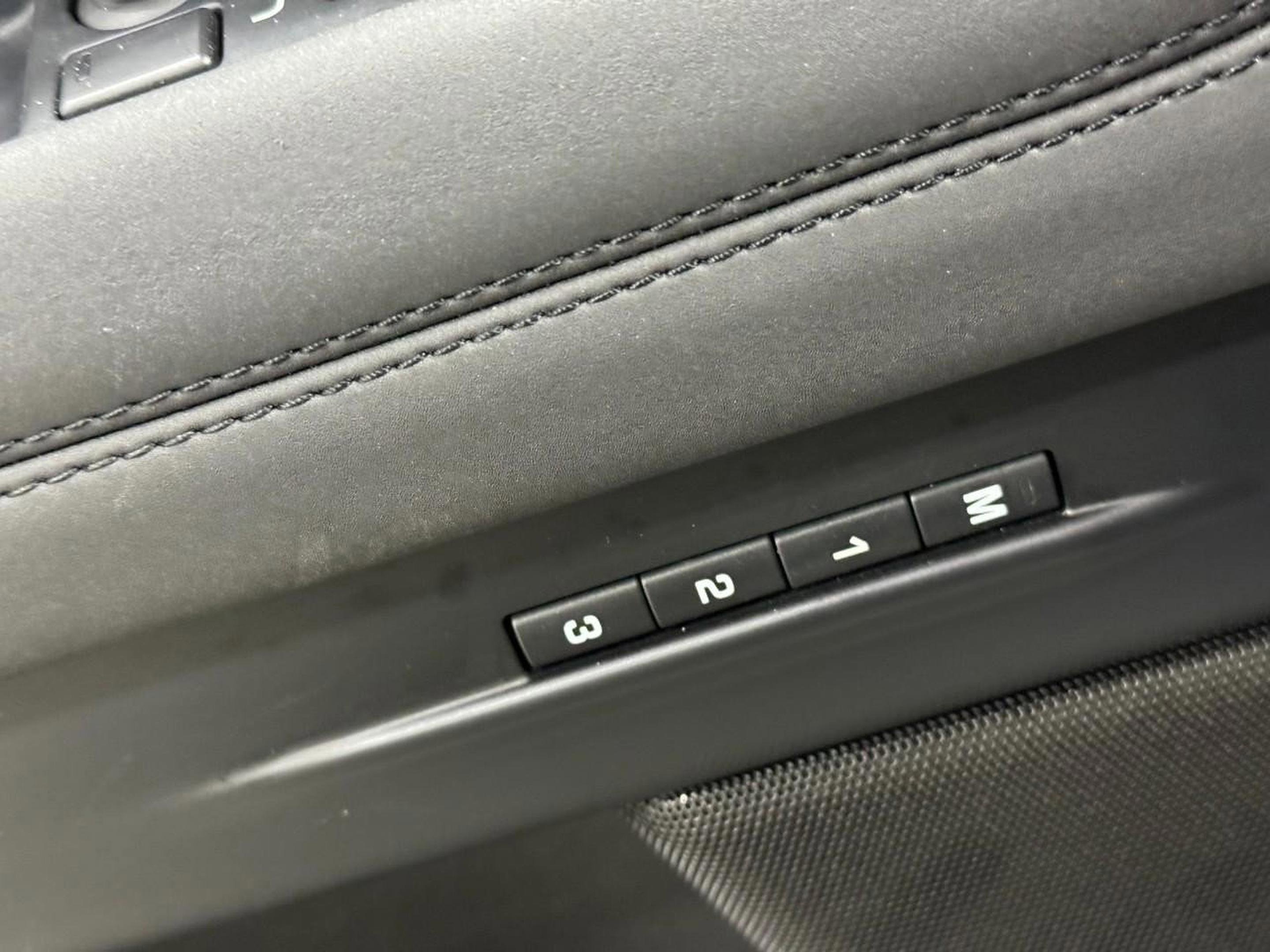 Used 2020 Land Rover Range Rover Evoque SE image 25