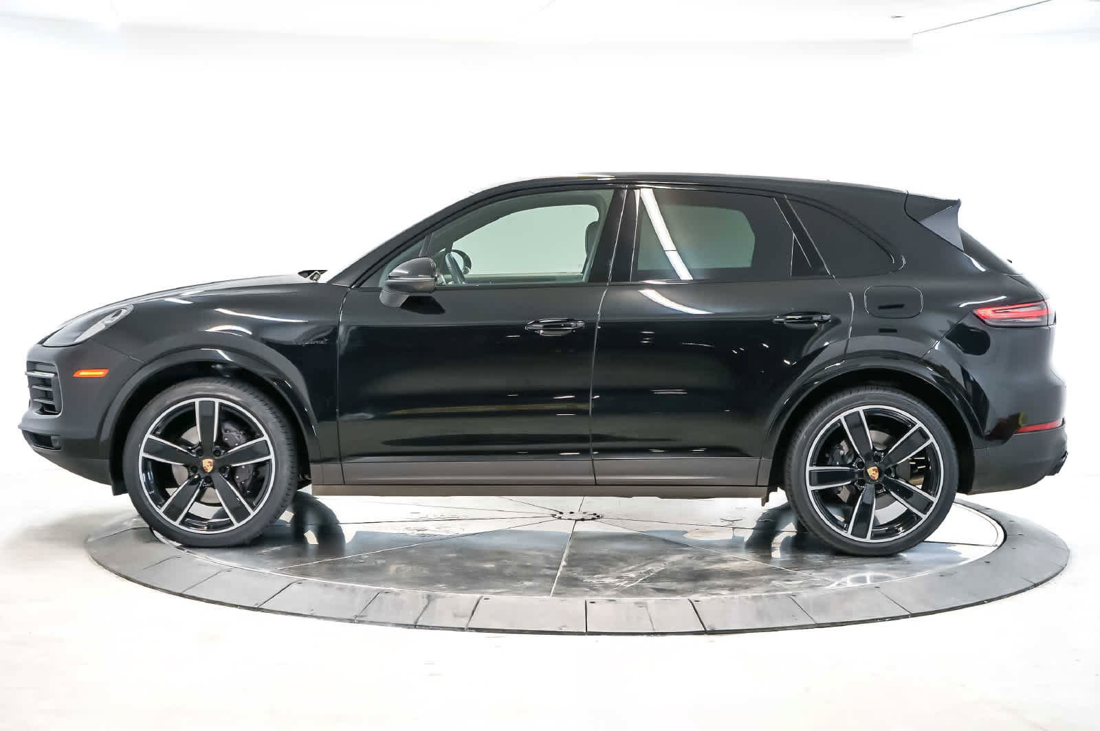 Certified 2023 Porsche Cayenne Platinum Edition AWD/4WD image 2