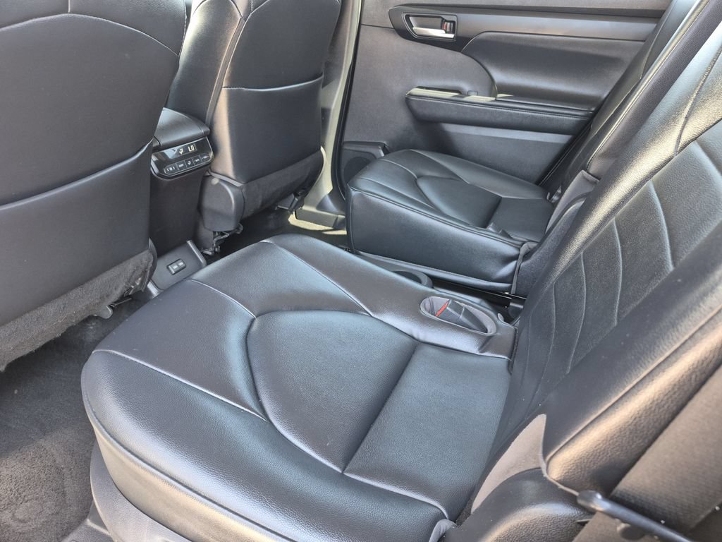 Used 2022 Toyota Highlander XLE AWD/4WD image 13