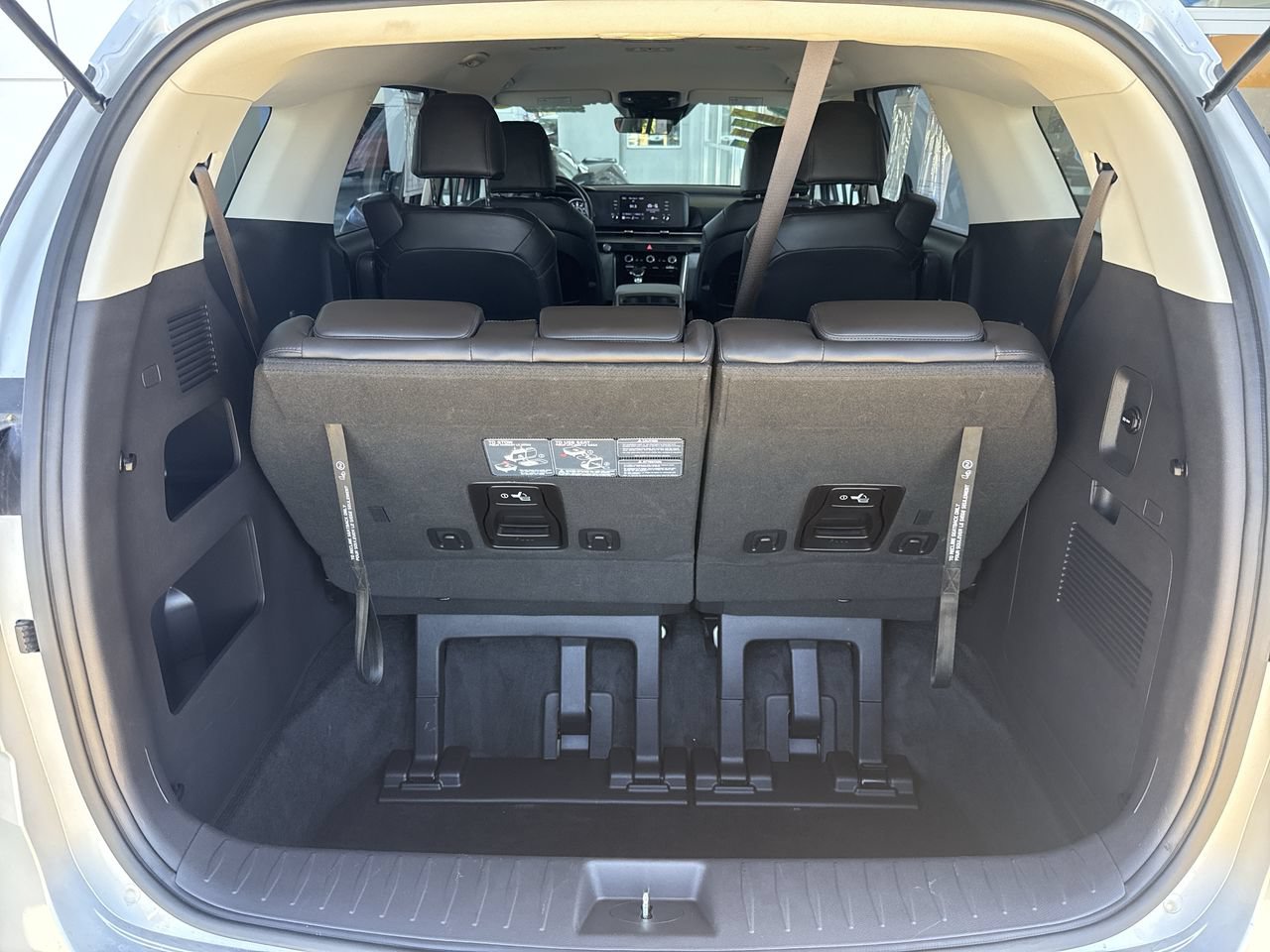 Used 2022 Kia Carnival LX FWD image 22