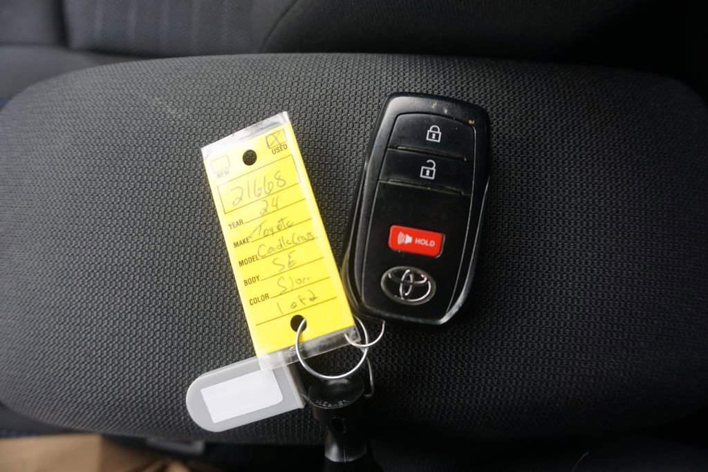 Used 2024 Toyota Corolla Cross SE image 32