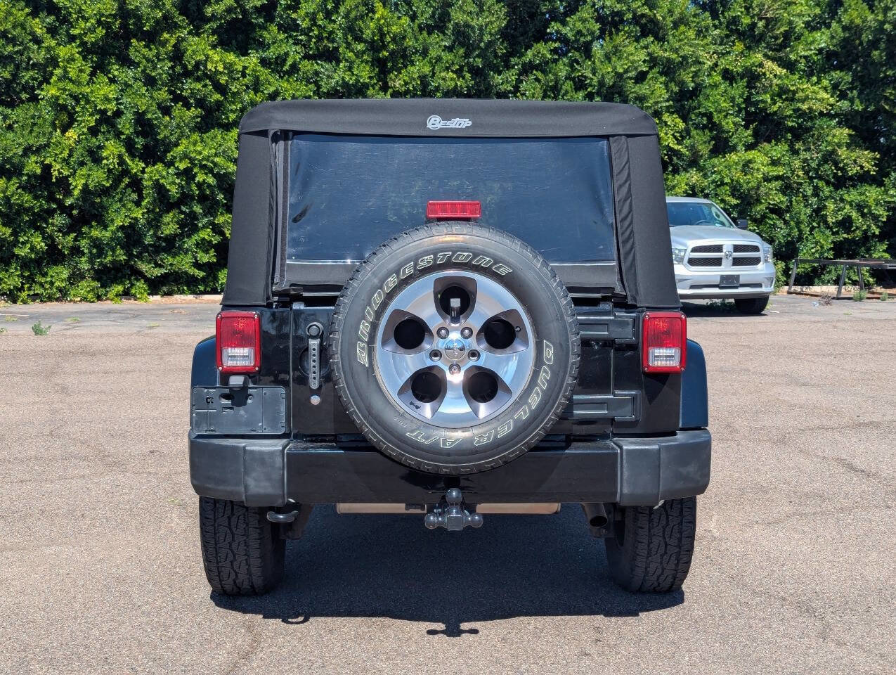 Used 2016 Jeep Wrangler Unlimited Sahara w/ Connectivity Group image 4