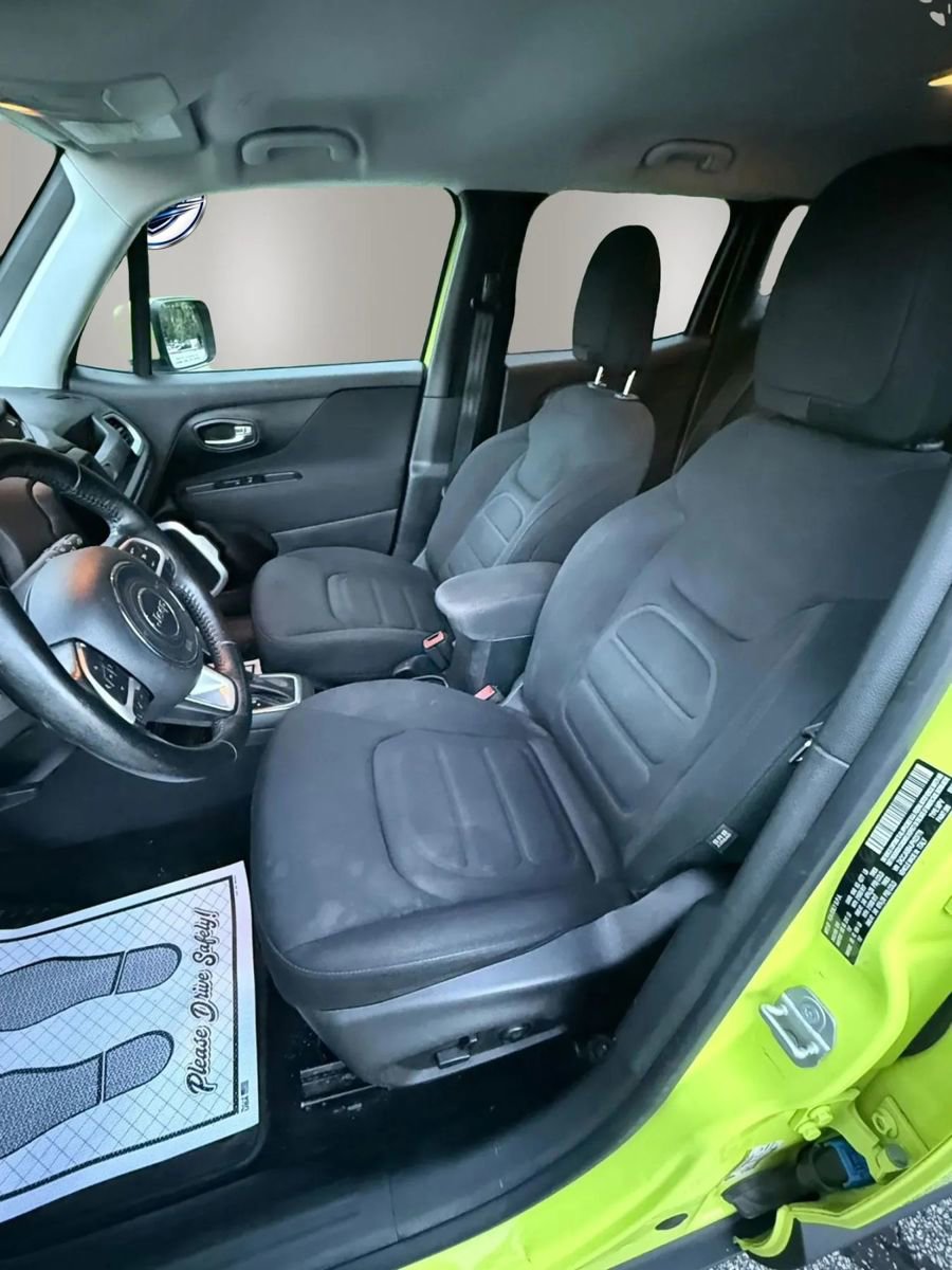 Used 2018 Jeep Renegade Latitude w/ Cold Weather Group FWD image 11